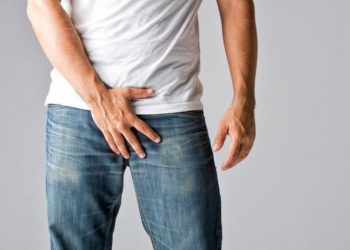 Triệu chứng bệnh lậu ra mủ hoặc máu trong nước tiểu