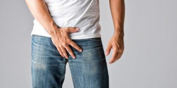 Triệu chứng bệnh lậu ra mủ hoặc máu trong nước tiểu